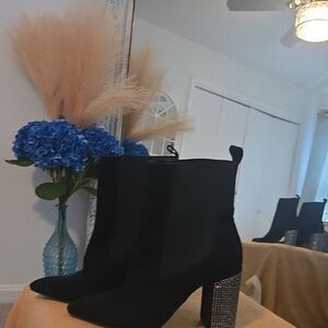 Chic Black Heeled Boots with Sparkling Detail